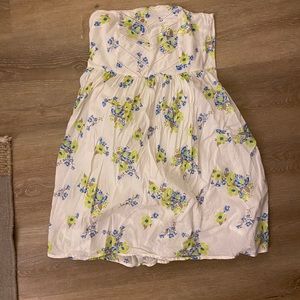 Strapless white dress and blue and yellow flowers